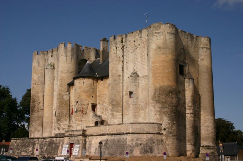 The Marquise de Maintenon-unofficial Queen of France, founder of the first girls ' school The Marquise de Maintenon-unofficial Queen of France, founder of the first girls ' school