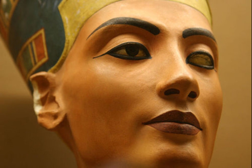 The mysterious fate of Queen Nefertiti: early marriage, plague, intrigue, and the disappearance of The mysterious fate of Queen Nefertiti: early marriage, plague, intrigue, and the disappearance of