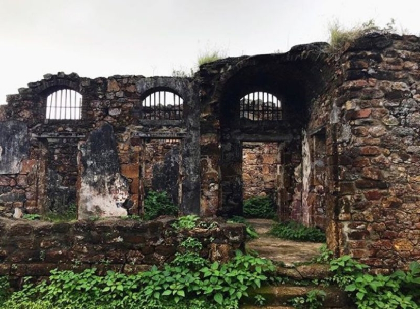 The prison on Devil's island: the ruthless blade "dry guillotine" The prison on Devil's island: the ruthless blade "dry guillotine"