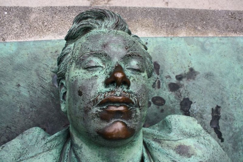The story of the Parisian Victor Noir, or How to remain a favorite of women after death The story of the Parisian Victor Noir, or How to remain a favorite of women after death