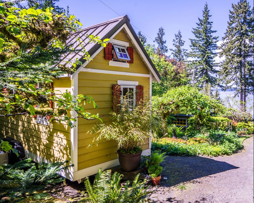 These people live in houses smaller than your bedroom! These people live in houses smaller than your bedroom!