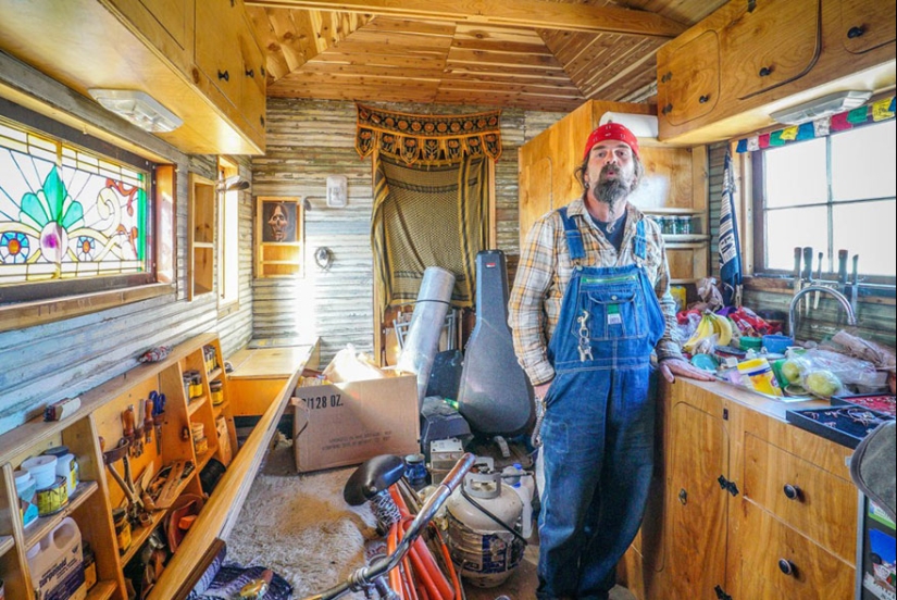 These people live in houses smaller than your bedroom! These people live in houses smaller than your bedroom!