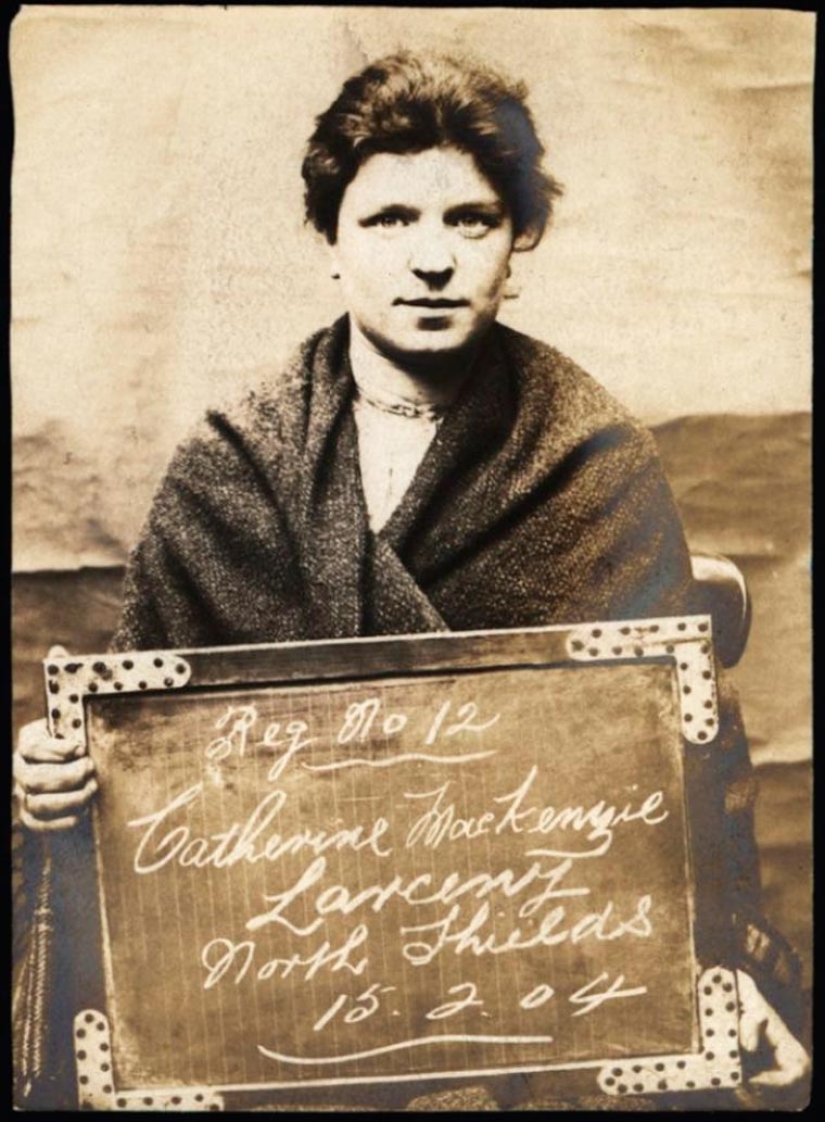 They were wanted by the police: Impressive photos of British criminals of the past