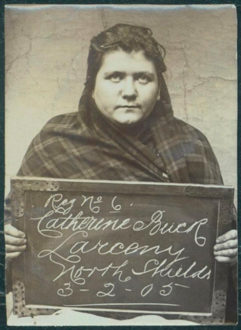 They were wanted by the police: Impressive photos of British criminals of the past
