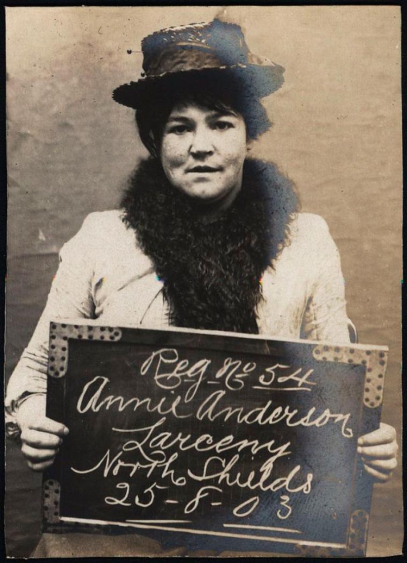 They were wanted by the police: Impressive photos of British criminals of the past