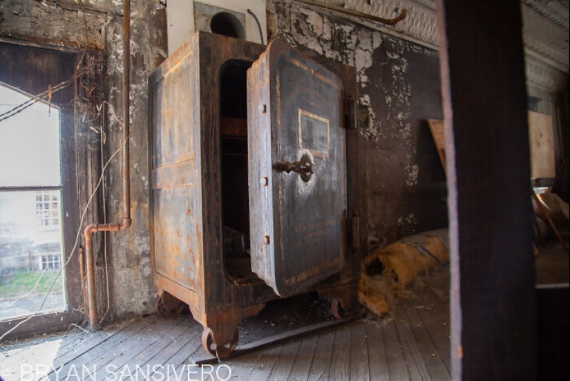 This Forgotten Pharmacy Is A Time Capsule From The Past This Forgotten Pharmacy Is A Time Capsule From The Past