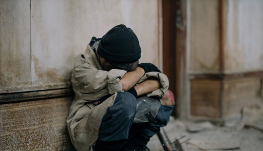 Un niño de 9 años se alimentó solo, fue a la escuela y vivió solo durante 2 años después de que su mamá lo abandonó