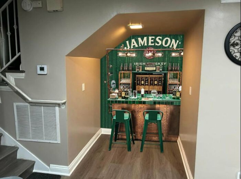 Una cuenta en Twitter preguntó qué hacer con un espacio debajo de las escaleras, e Internet respondió Una cuenta en Twitter preguntó qué hacer con un espacio debajo de las escaleras, e Internet respondió