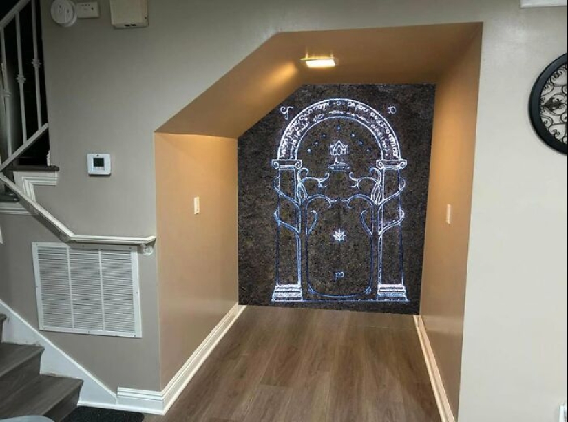 Una cuenta en Twitter preguntó qué hacer con un espacio debajo de las escaleras, e Internet respondió Una cuenta en Twitter preguntó qué hacer con un espacio debajo de las escaleras, e Internet respondió