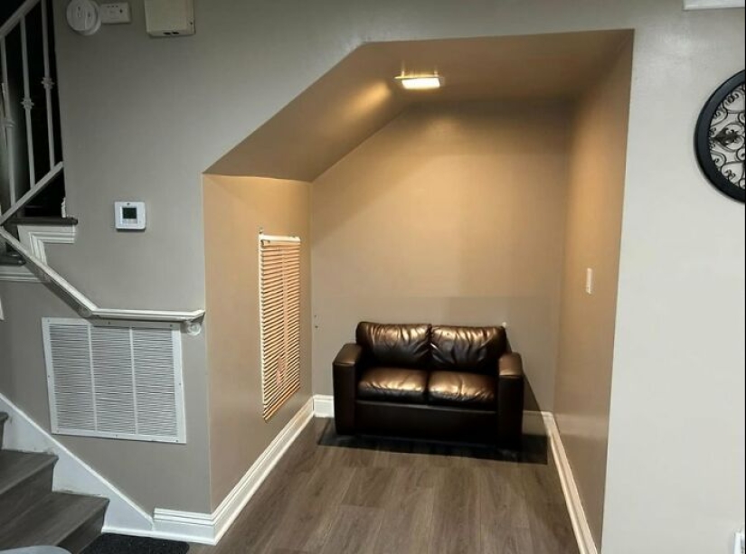 Una cuenta en Twitter preguntó qué hacer con un espacio debajo de las escaleras, e Internet respondió Una cuenta en Twitter preguntó qué hacer con un espacio debajo de las escaleras, e Internet respondió