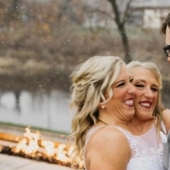 Una de las hermanas de los gemelos siameses Hensel se casó