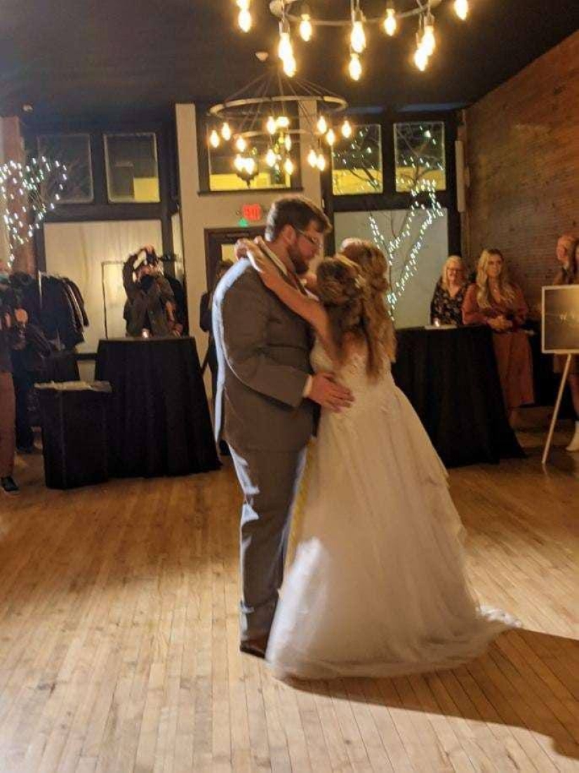 Una de las hermanas de los gemelos siameses Hensel se casó Una de las hermanas de los gemelos siameses Hensel se casó