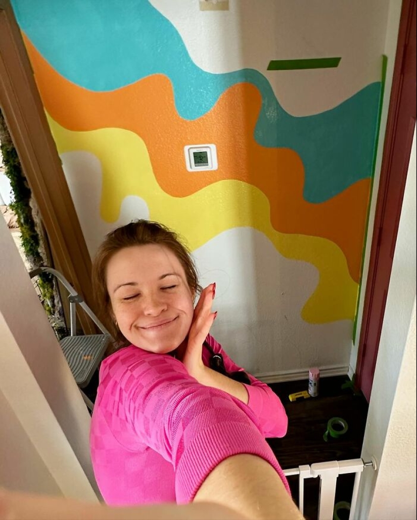 Una mujer muestra en línea su casa singularmente colorida y se vuelve viral mientras los internautas quedan hipnotizados por ella