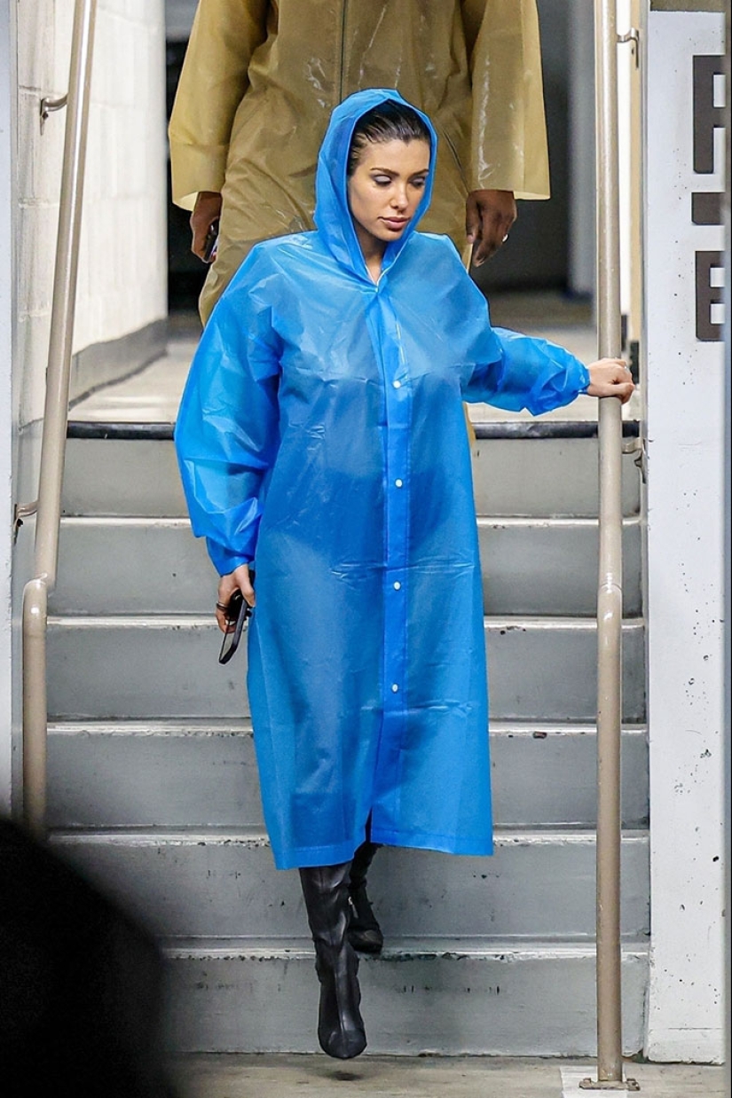 “Unbelievable, She’s Smiling”: Bianca Censori Dons Raincoat But Little Else With Husband Kanye “Unbelievable, She’s Smiling”: Bianca Censori Dons Raincoat But Little Else With Husband Kanye
