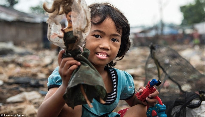 "Vile world": how 3,000 families with children live in a huge landfill "Vile world": how 3,000 families with children live in a huge landfill