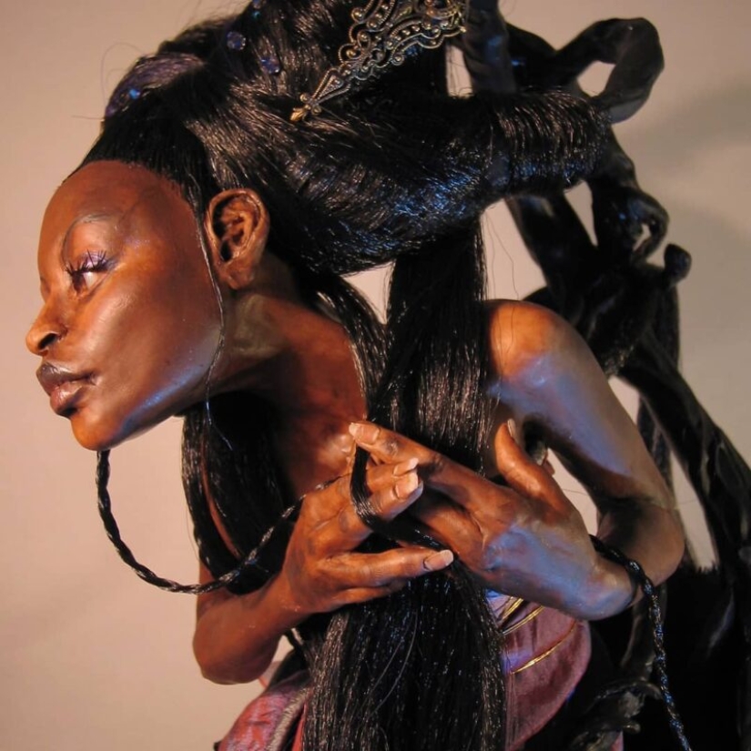 Virginie Ropar and her "dark" sculptures Virginie Ropar and her "dark" sculptures