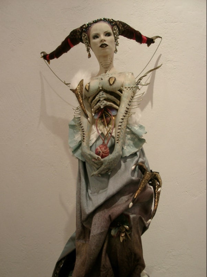 Virginie Ropar and her "dark" sculptures Virginie Ropar and her "dark" sculptures