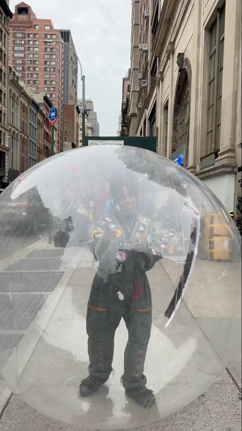 “What New York Wears”: 26 NYC Locals That Weren’t Afraid To Experiment With Their Fashion