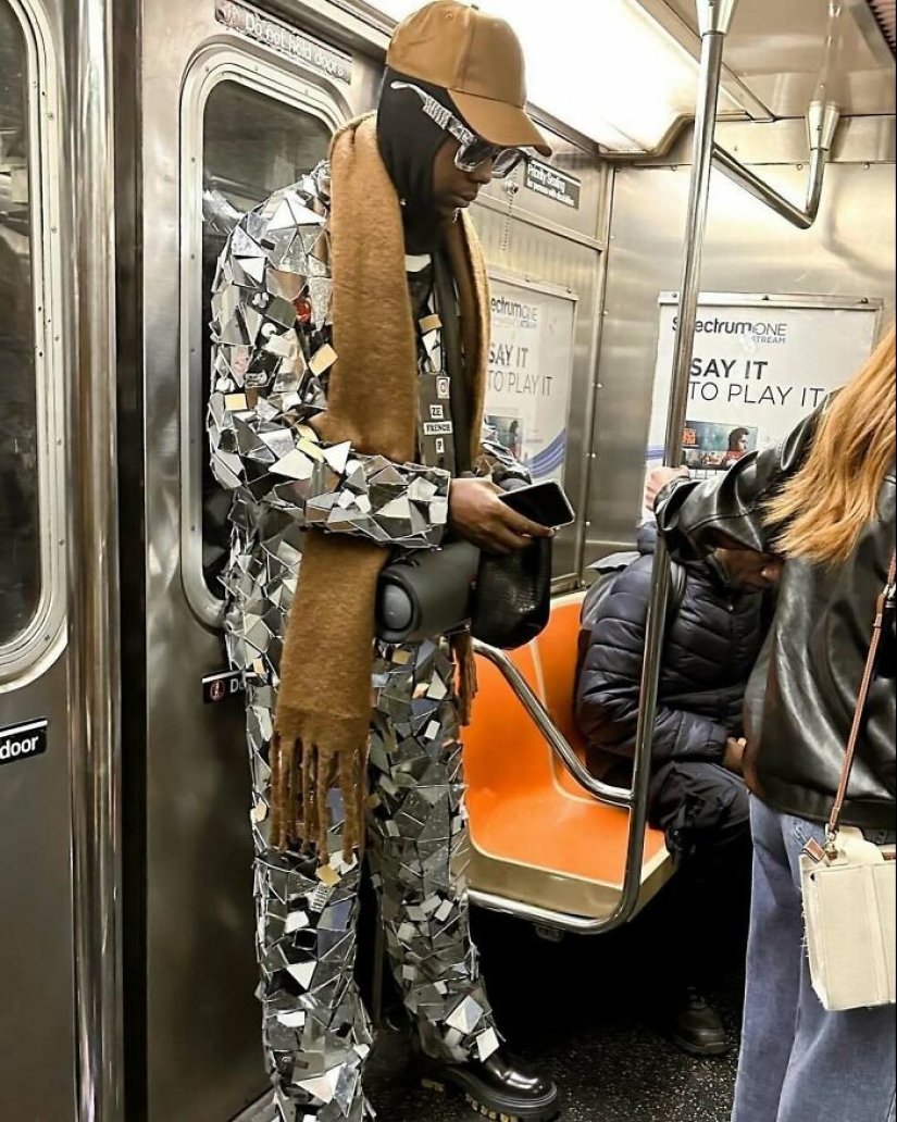 “What New York Wears”: 26 NYC Locals That Weren’t Afraid To Experiment With Their Fashion