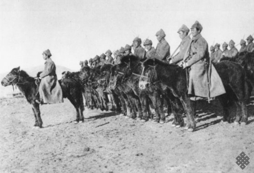 Why did some Red Army soldiers use bows in battles with the Germans? Why did some Red Army soldiers use bows in battles with the Germans?
