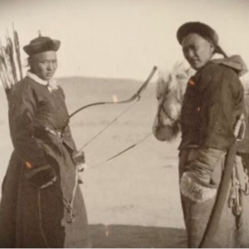 Why did some Red Army soldiers use bows in battles with the Germans? Why did some Red Army soldiers use bows in battles with the Germans?