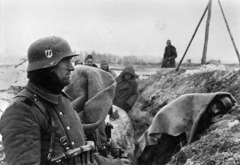 Why did some Red Army soldiers use bows in battles with the Germans? Why did some Red Army soldiers use bows in battles with the Germans?