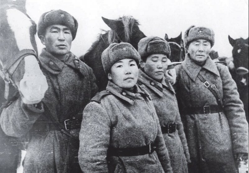 Why did some Red Army soldiers use bows in battles with the Germans? Why did some Red Army soldiers use bows in battles with the Germans?