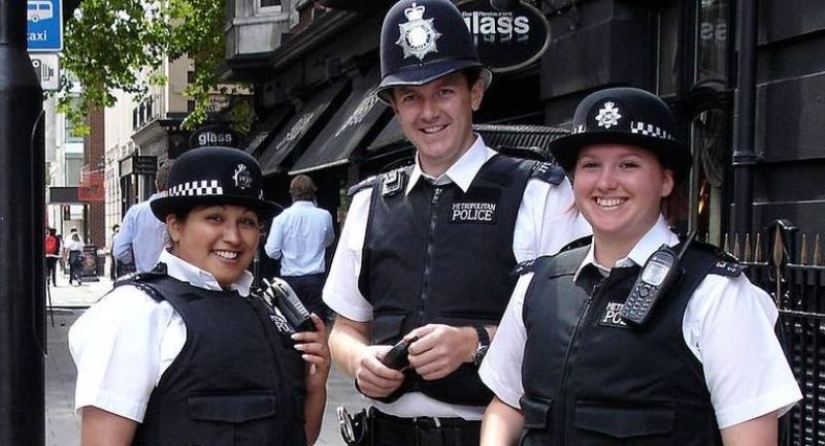 Why police officers in the UK don't carry guns Why police officers in the UK don't carry guns