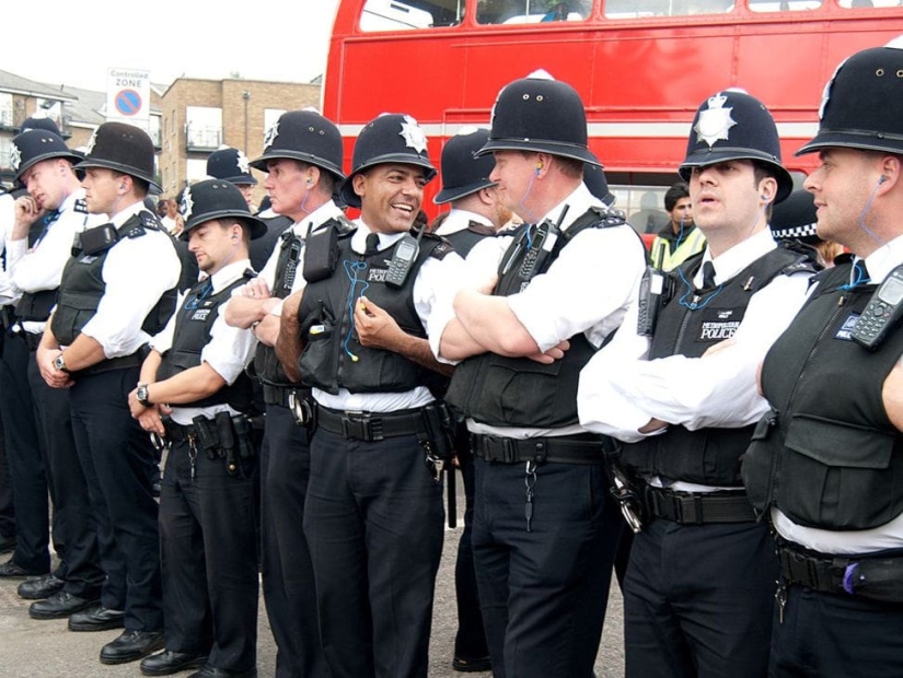 Why police officers in the UK don't carry guns Why police officers in the UK don't carry guns