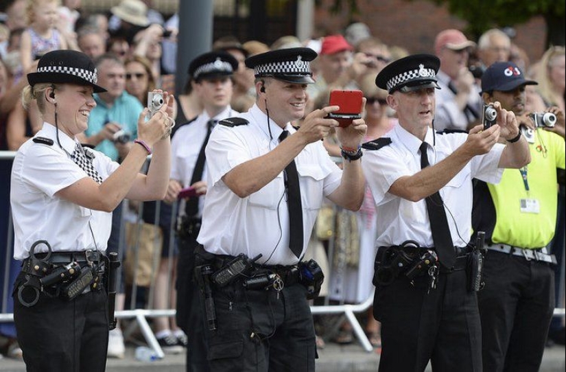 Why police officers in the UK don't carry guns Why police officers in the UK don't carry guns