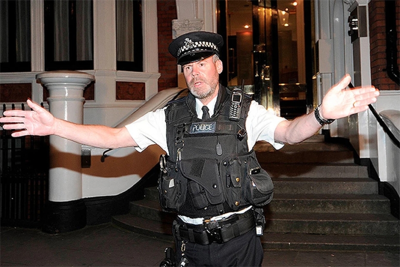 Why police officers in the UK don't carry guns Why police officers in the UK don't carry guns