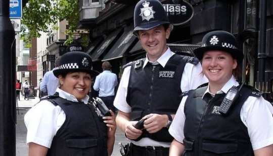 Why police officers in the UK don't carry guns Why police officers in the UK don't carry guns