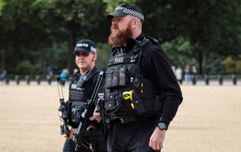 Why police officers in the UK don't carry guns Why police officers in the UK don't carry guns
