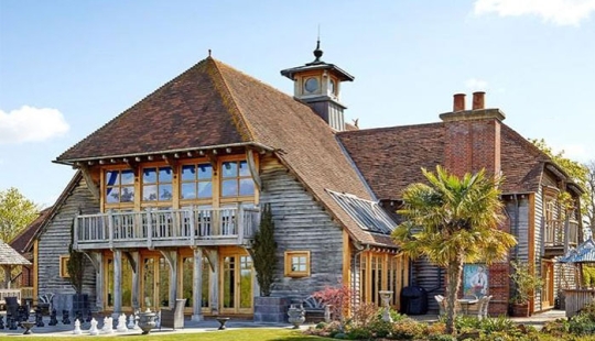 “Zillow Gone Wild”: 10 Of The Most Unhinged Listings Of All Time