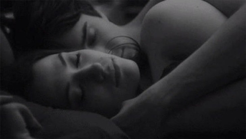 11 reasons to sleep naked 11 reasons to sleep naked