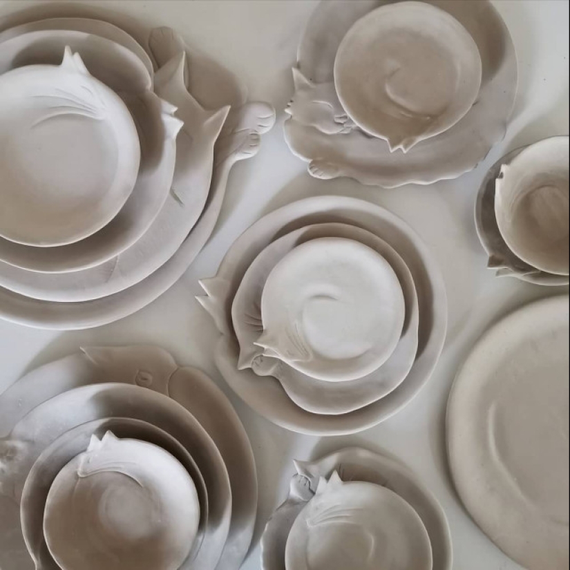 12 beautiful decorative plates in the form of snugly curled cats