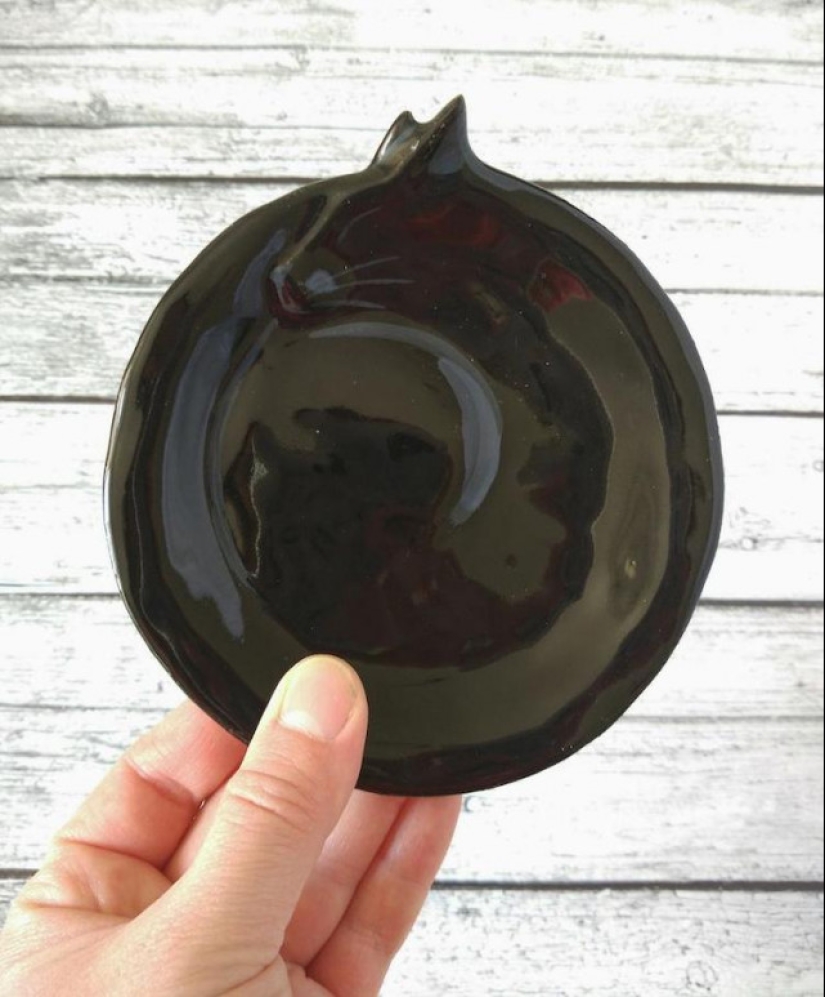 12 beautiful decorative plates in the form of snugly curled cats