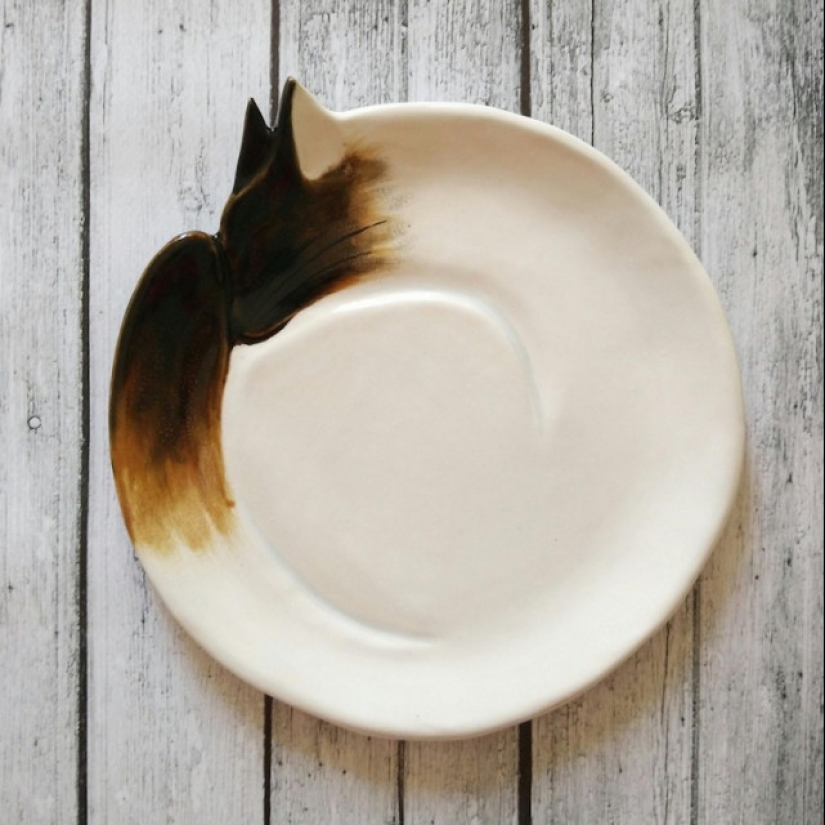 12 beautiful decorative plates in the form of snugly curled cats