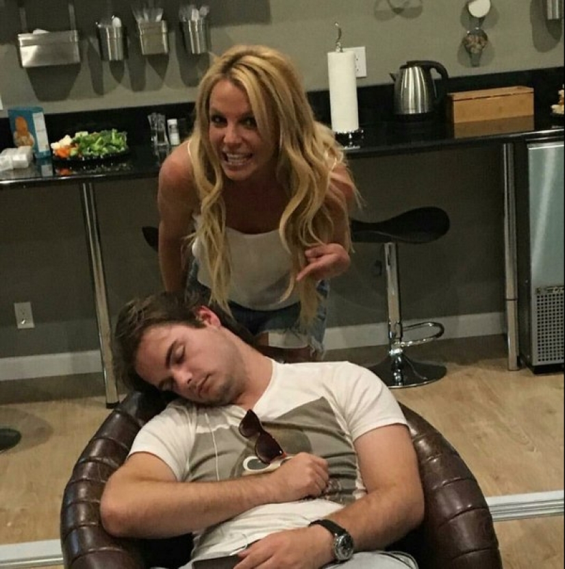 12 celebrities who made a very funny selfie with his fans 12 celebrities who made a very funny selfie with his fans