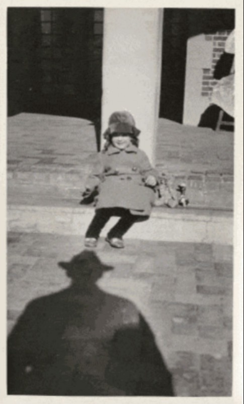 13 fotos vintage en las que las personas son perseguidas por la sombra de una persona desconocida en un sombrero 13 fotos vintage en las que las personas son perseguidas por la sombra de una persona desconocida en un sombrero
