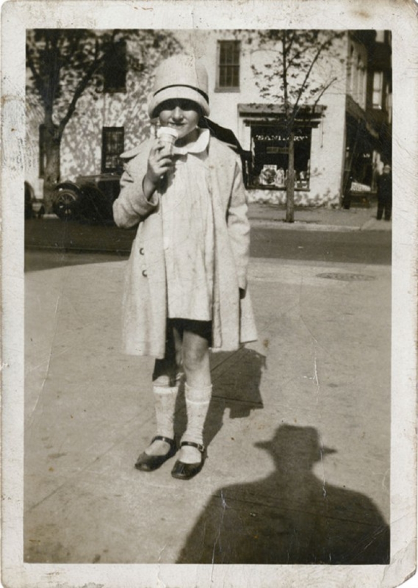 13 fotos vintage en las que las personas son perseguidas por la sombra de una persona desconocida en un sombrero 13 fotos vintage en las que las personas son perseguidas por la sombra de una persona desconocida en un sombrero