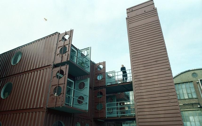 13 houses made of strange building materials