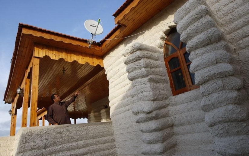 13 houses made of strange building materials