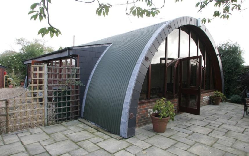 13 houses made of strange building materials