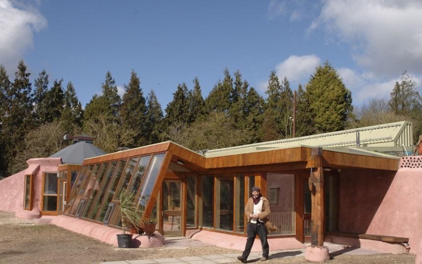 13 houses made of strange building materials