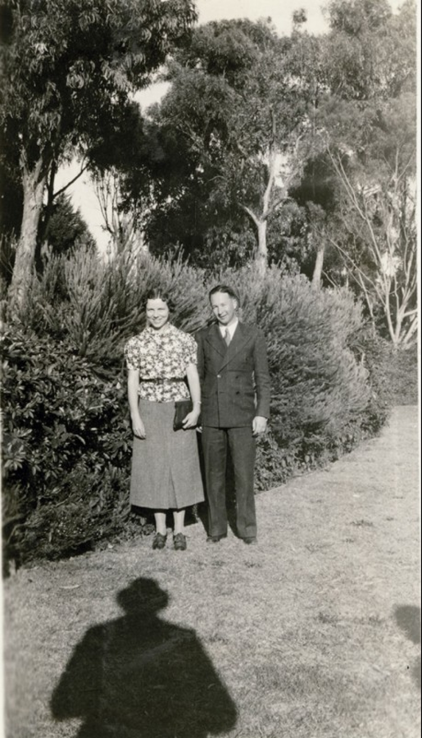 13 vintage photos in which people are haunted by the shadow of an unknown person in a hat 13 vintage photos in which people are haunted by the shadow of an unknown person in a hat