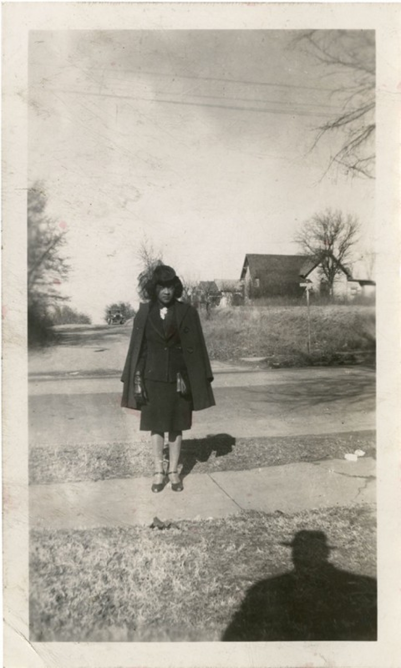 13 vintage photos in which people are haunted by the shadow of an unknown person in a hat 13 vintage photos in which people are haunted by the shadow of an unknown person in a hat