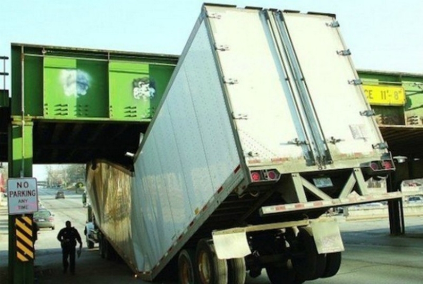 15 real road accidents that look like the frames of action-packed films