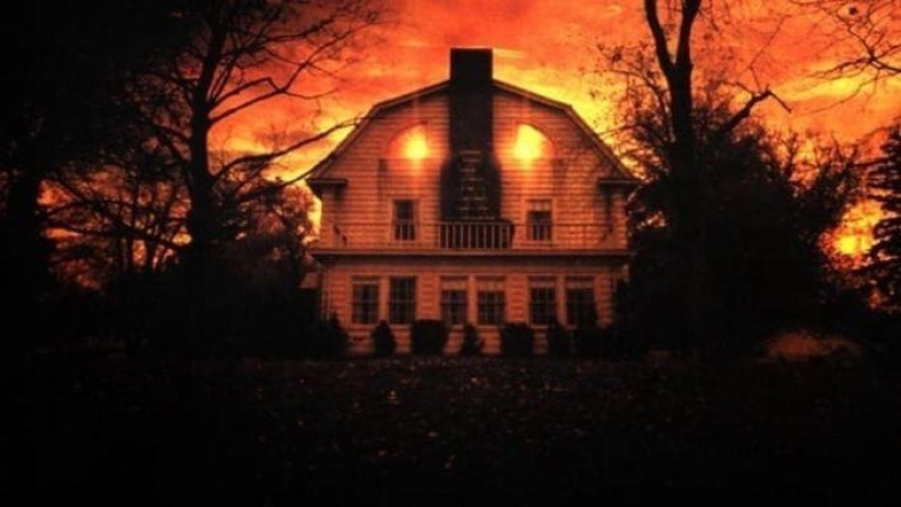 16 hoaxes that have been believed in for a very long time
