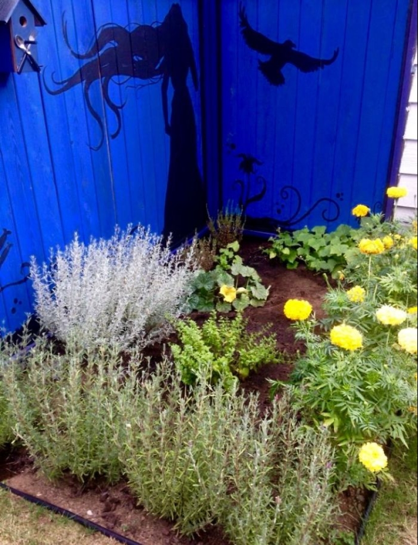 17 examples of how to take the art of fence painting to a new level 17 examples of how to take the art of fence painting to a new level